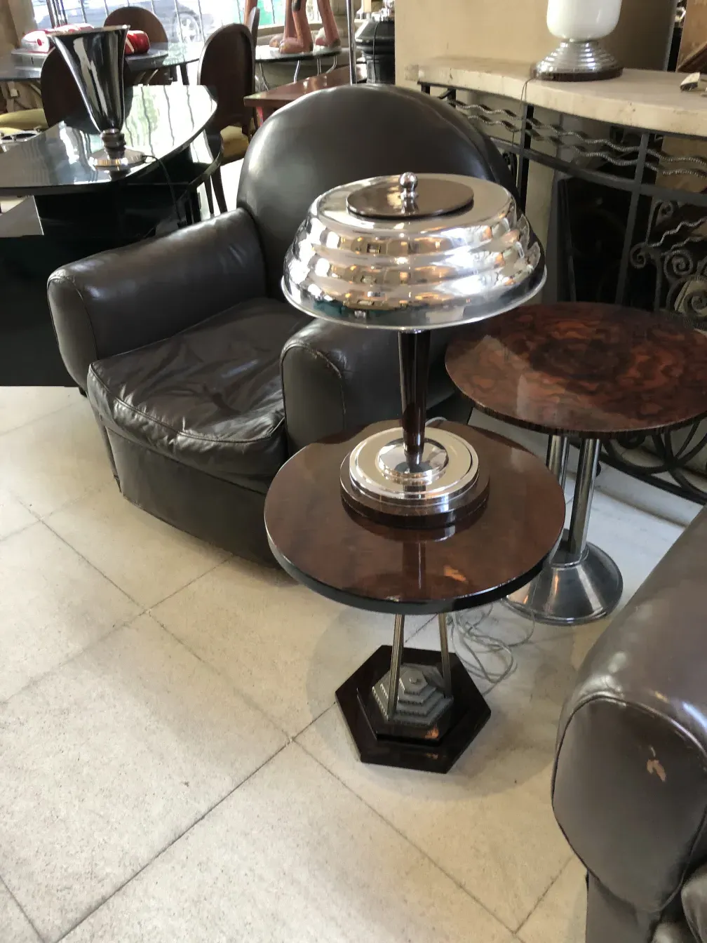 Старинный столик с ярким светом в уютной обстановке.