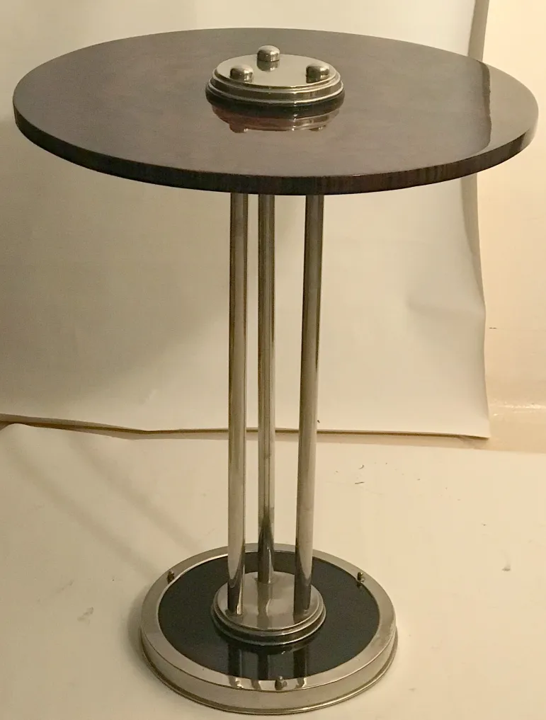 Petite table ancienne ronde avec une base stylée dans le décor