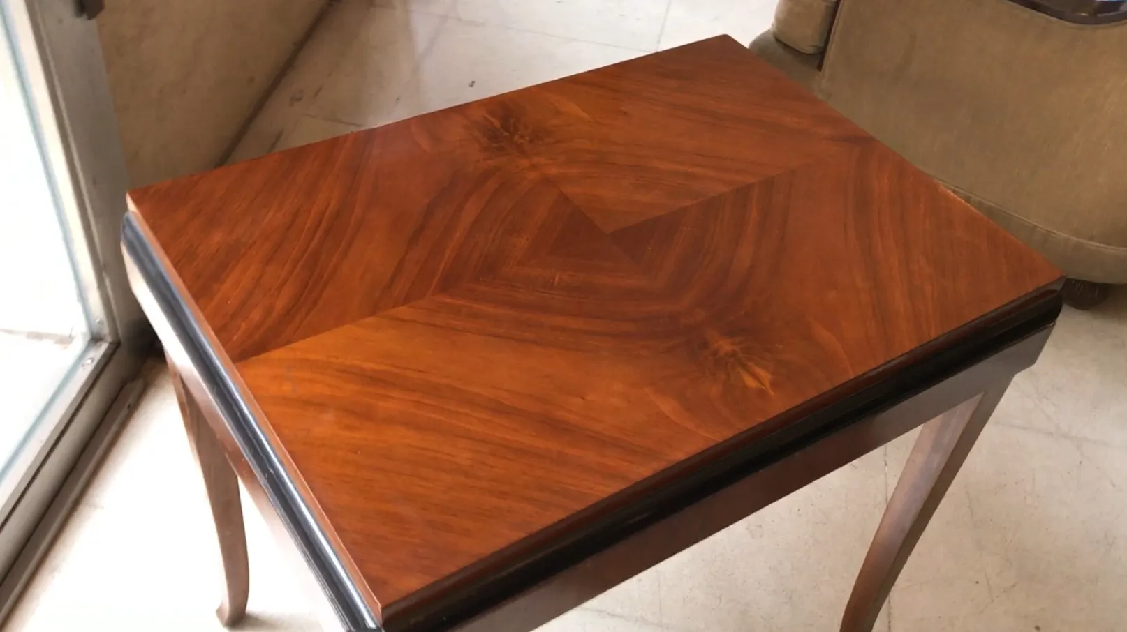 antiker kleiner Tisch mit geometrischem Design in gemütlicher Umgebung