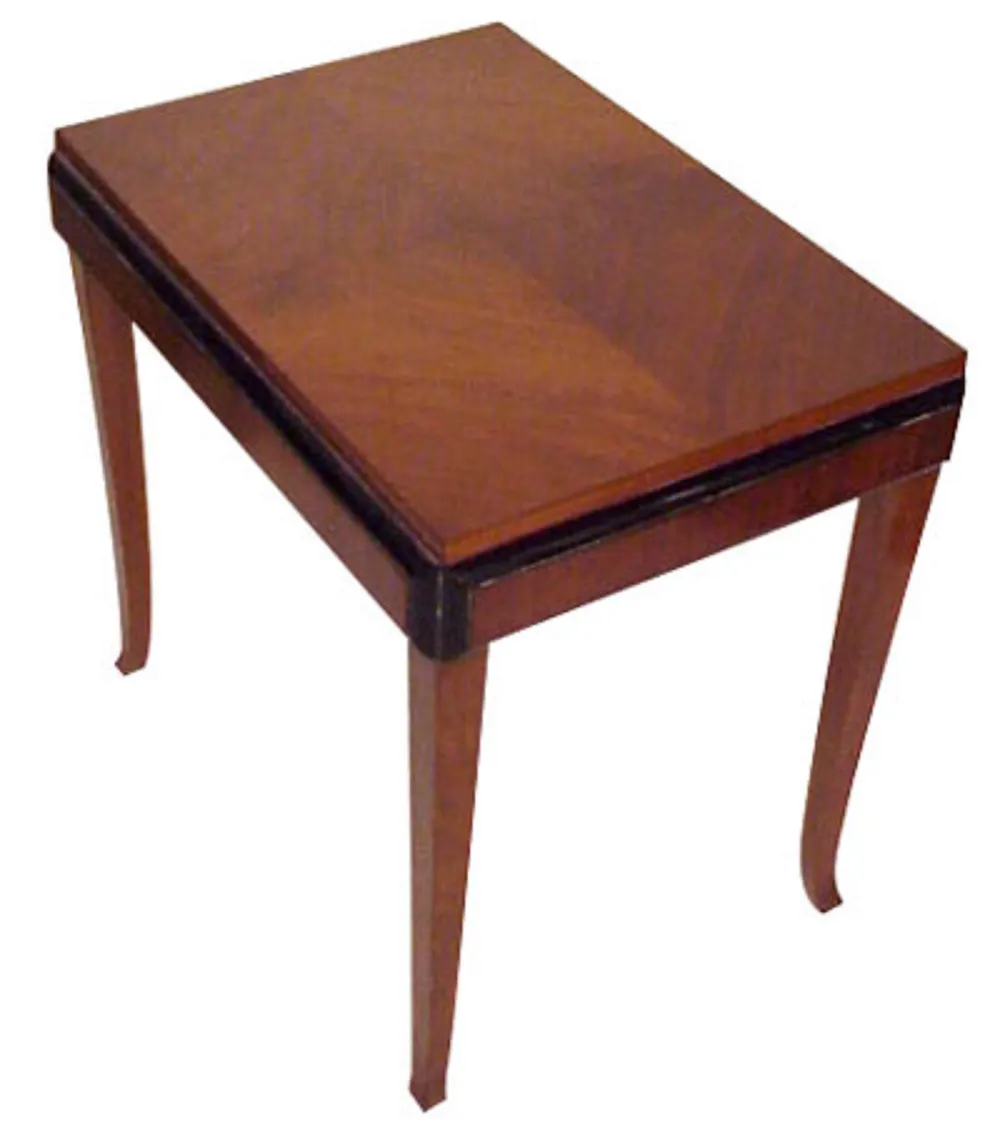 Mesita antigua decorativa con patas estilizadas y diseño elegante