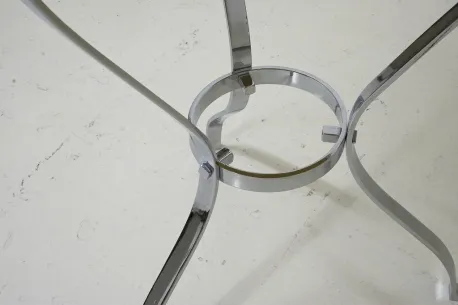 Ansicht der Basis eines antiken kleinen Tisches mit geschwungenem Design