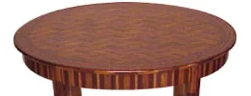 antico tavolino rotondo con design elaborato