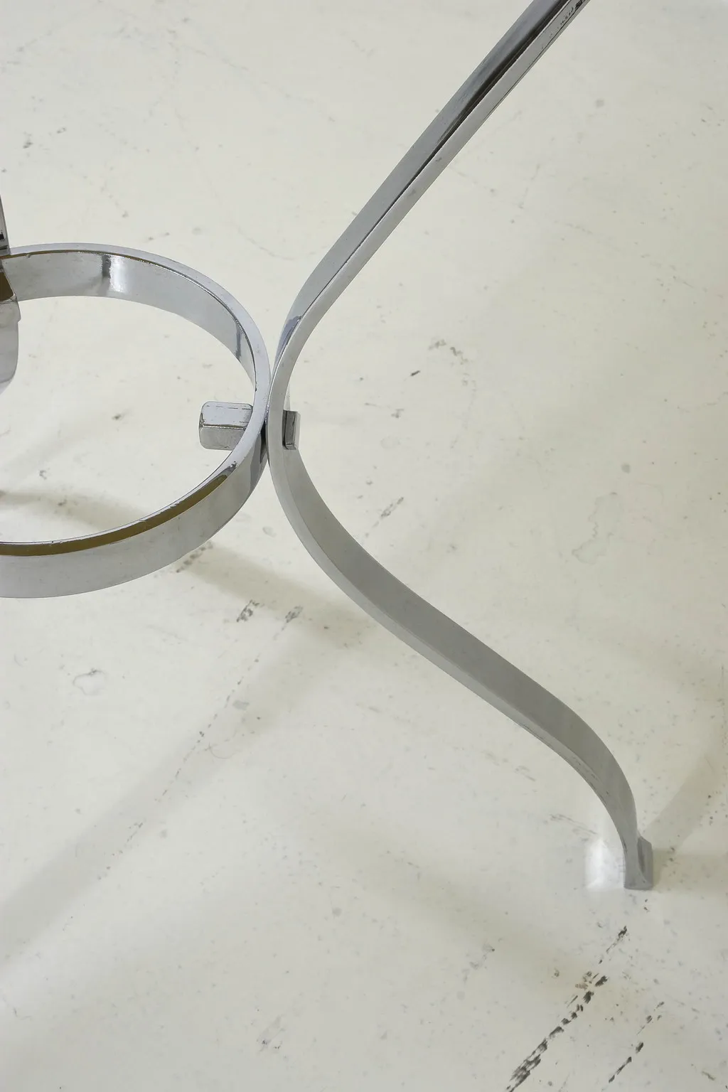 प्राचीन छोटी मेज़ घुमावदार पैरों के साथ, आरामदायक सेटिंग में।