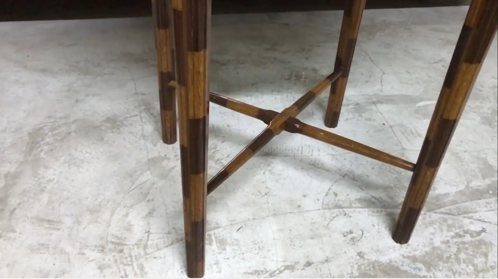 antiker kleiner Tisch mit elegantem Design und stilvollen Beinen