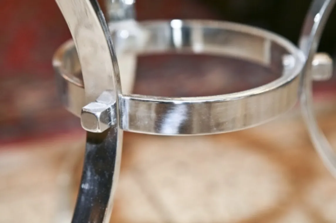 Kleiner antiker Tisch mit abgerundetem Design in klassischer Umgebung.