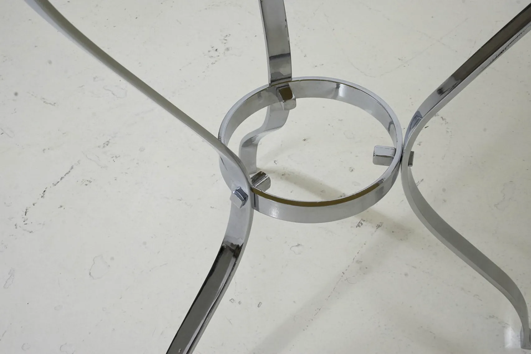 पुरानी छोटी मेज़ के अच्छे आधार का दृश्य