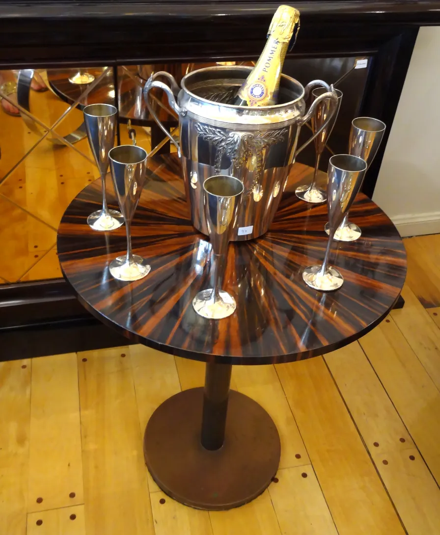 ancienne petite table ronde avec décoration et verres