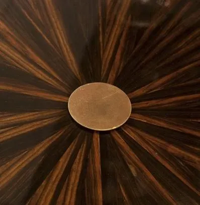 Mesinha antiga com design radiante de tons escuros.