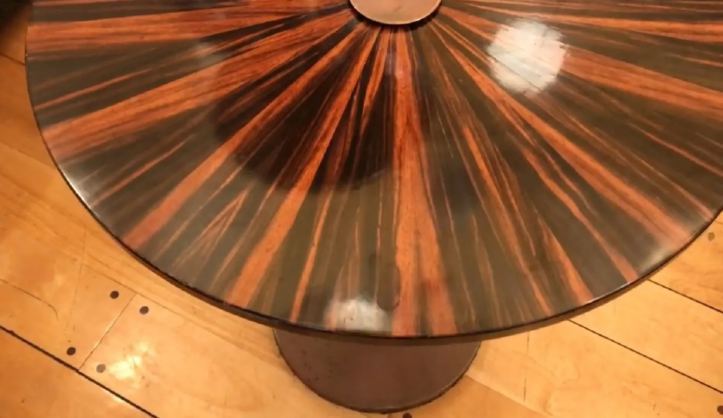 Tavolino antico con design radiale sopra, colore marrone