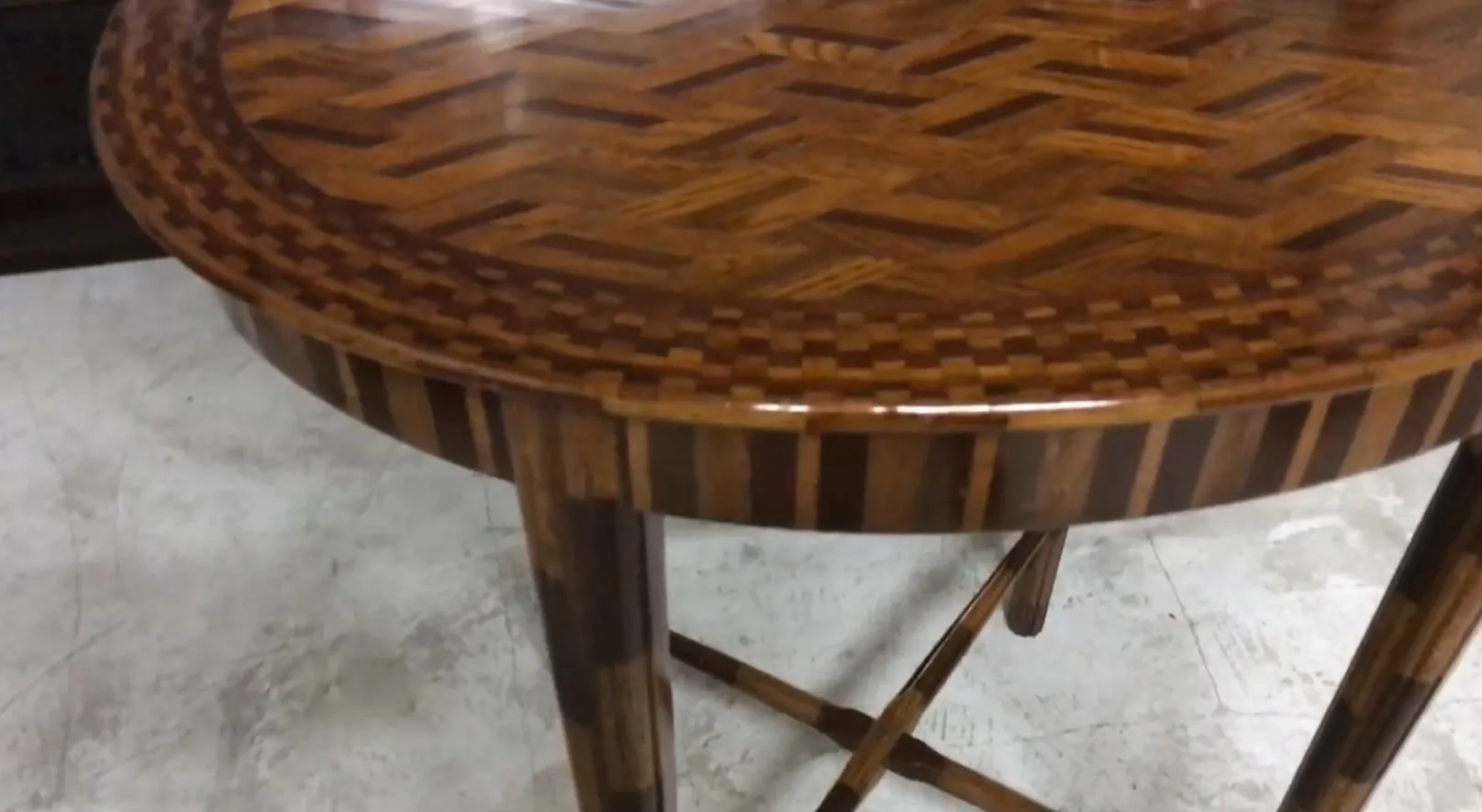 mesinha antiga decorativa com design intrincado na superfície