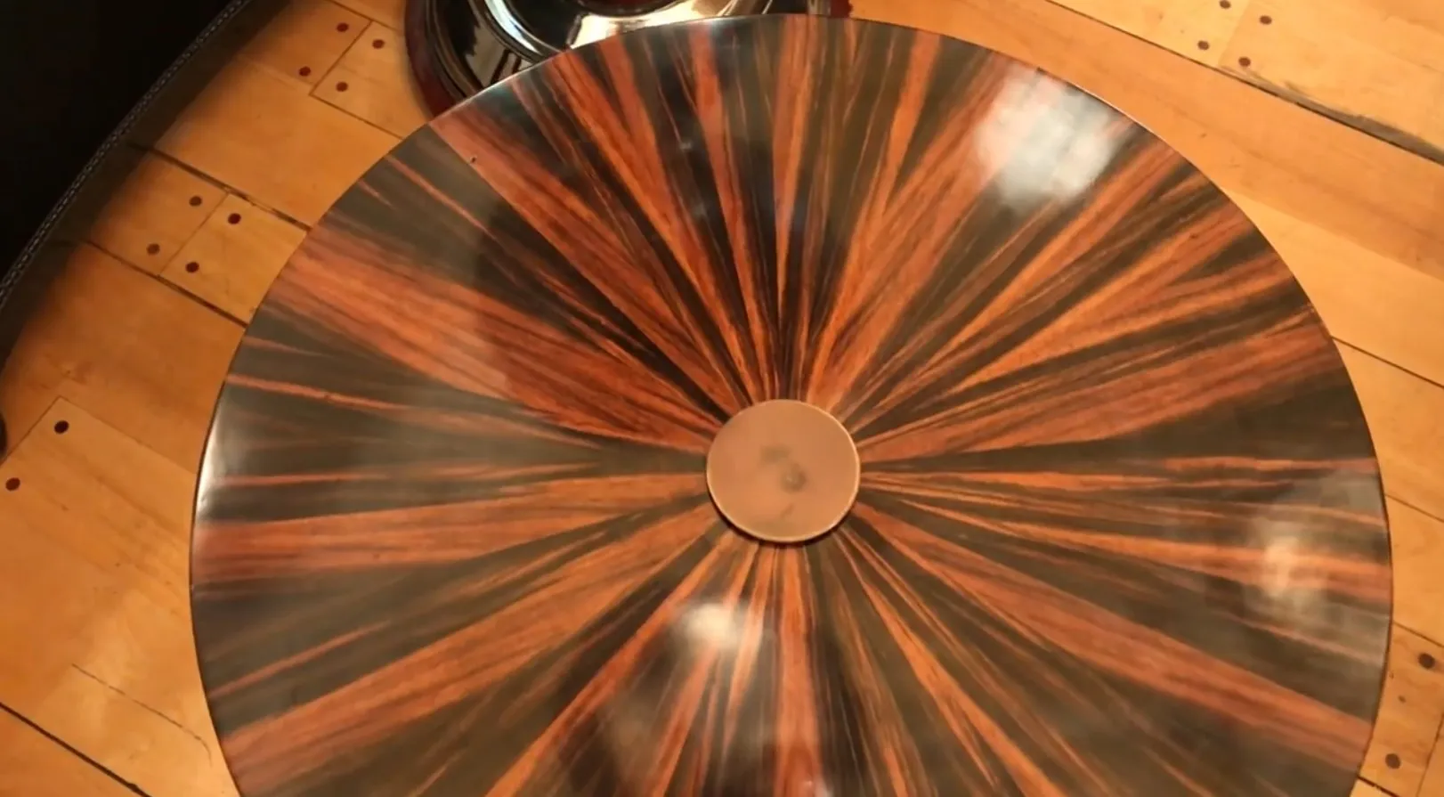 ユニークなデザインの古い小さなテーブルで、居心地の良い環境に設置されています。