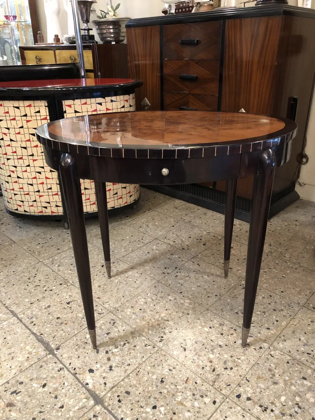 petite table ronde antique avec décorations élégantes et détails
