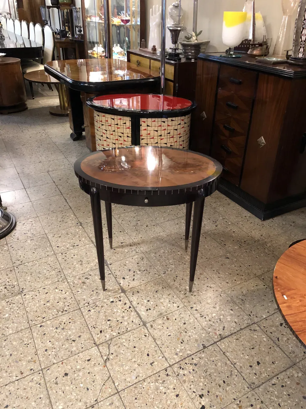 antico tavolino rotondo in un ambiente di antiquariato