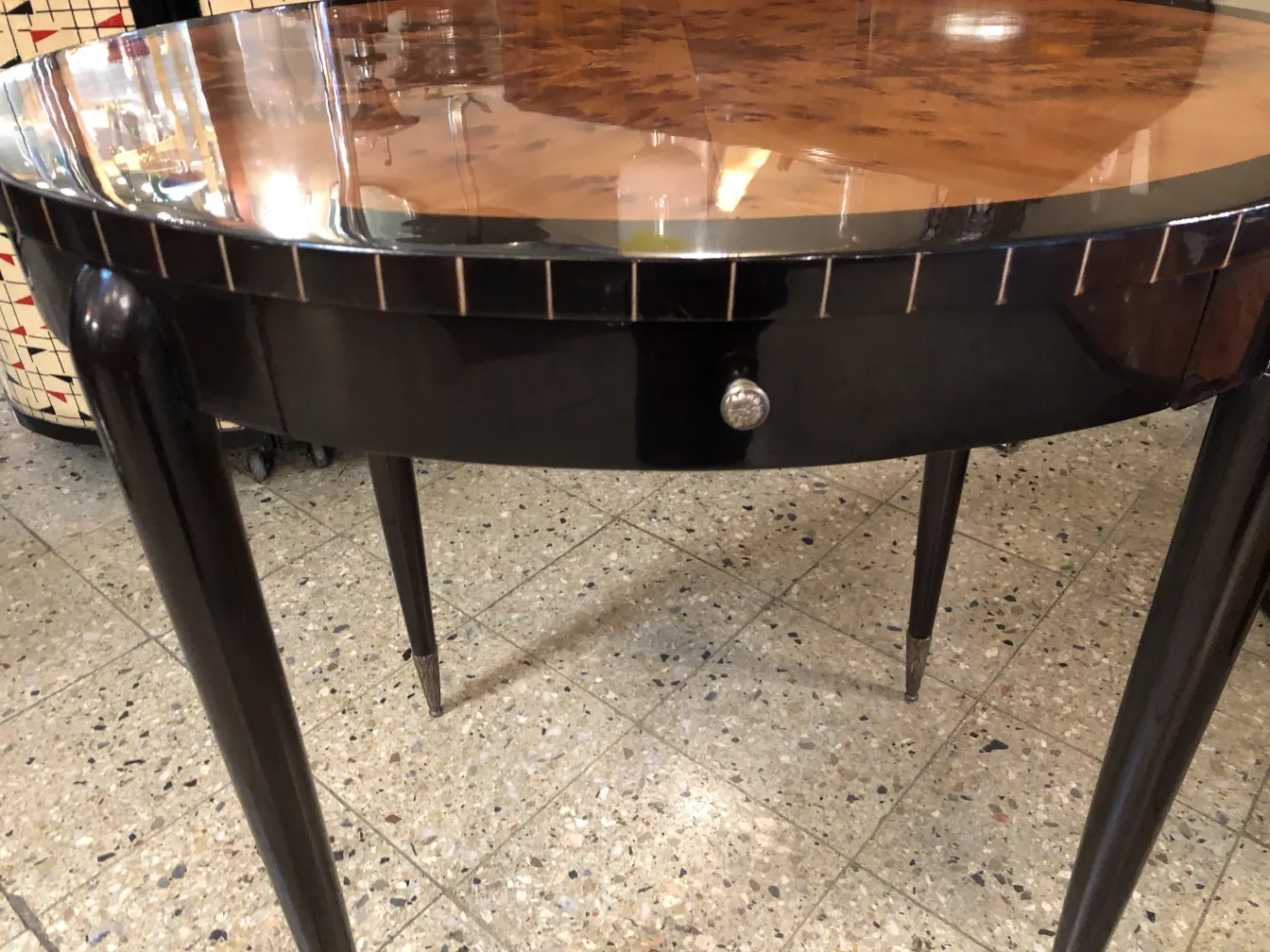 mesinha antiga redonda com superfície de vidro e detalhes elegantes