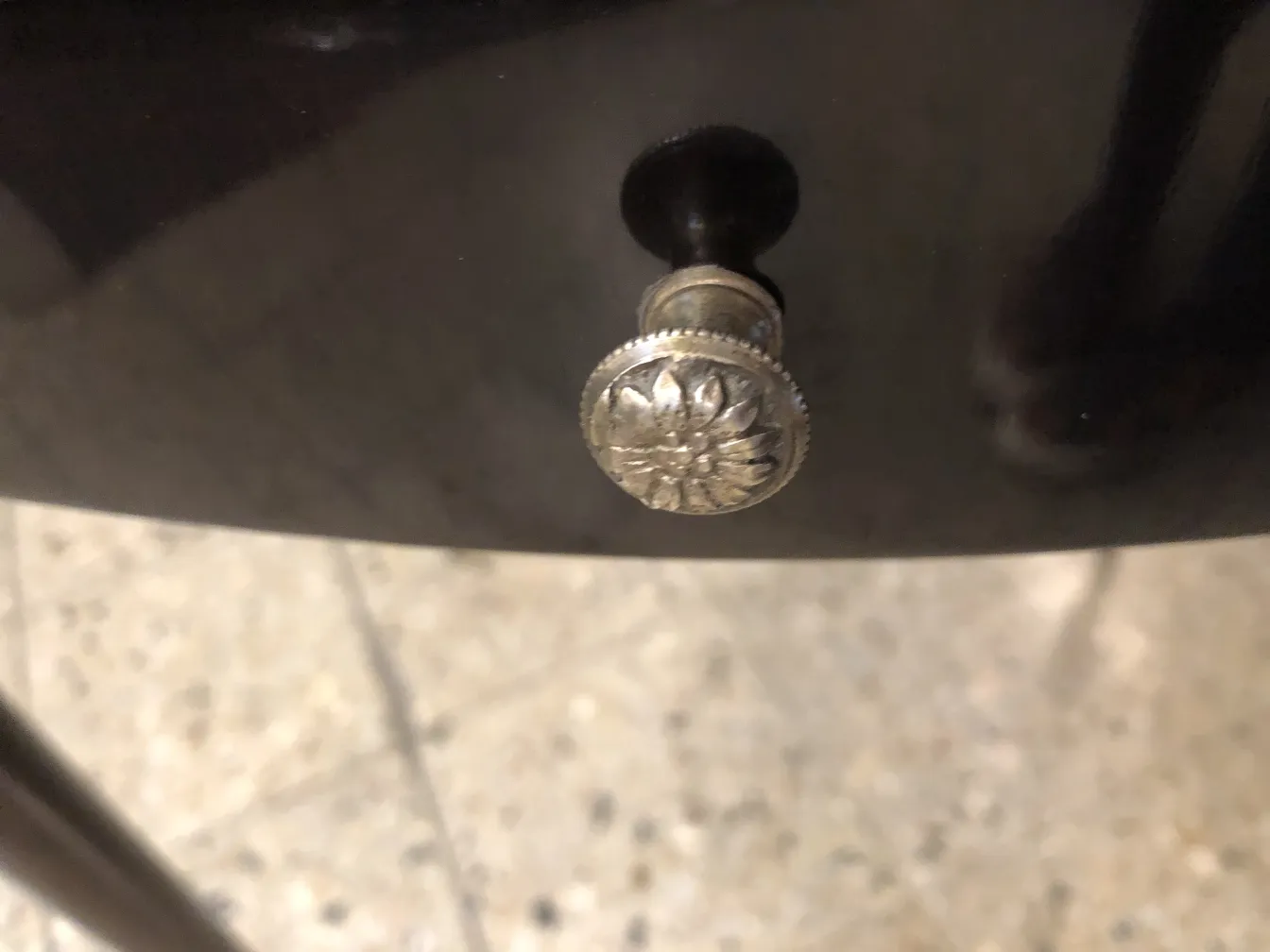 detalhe do botão em uma mesinha antiga