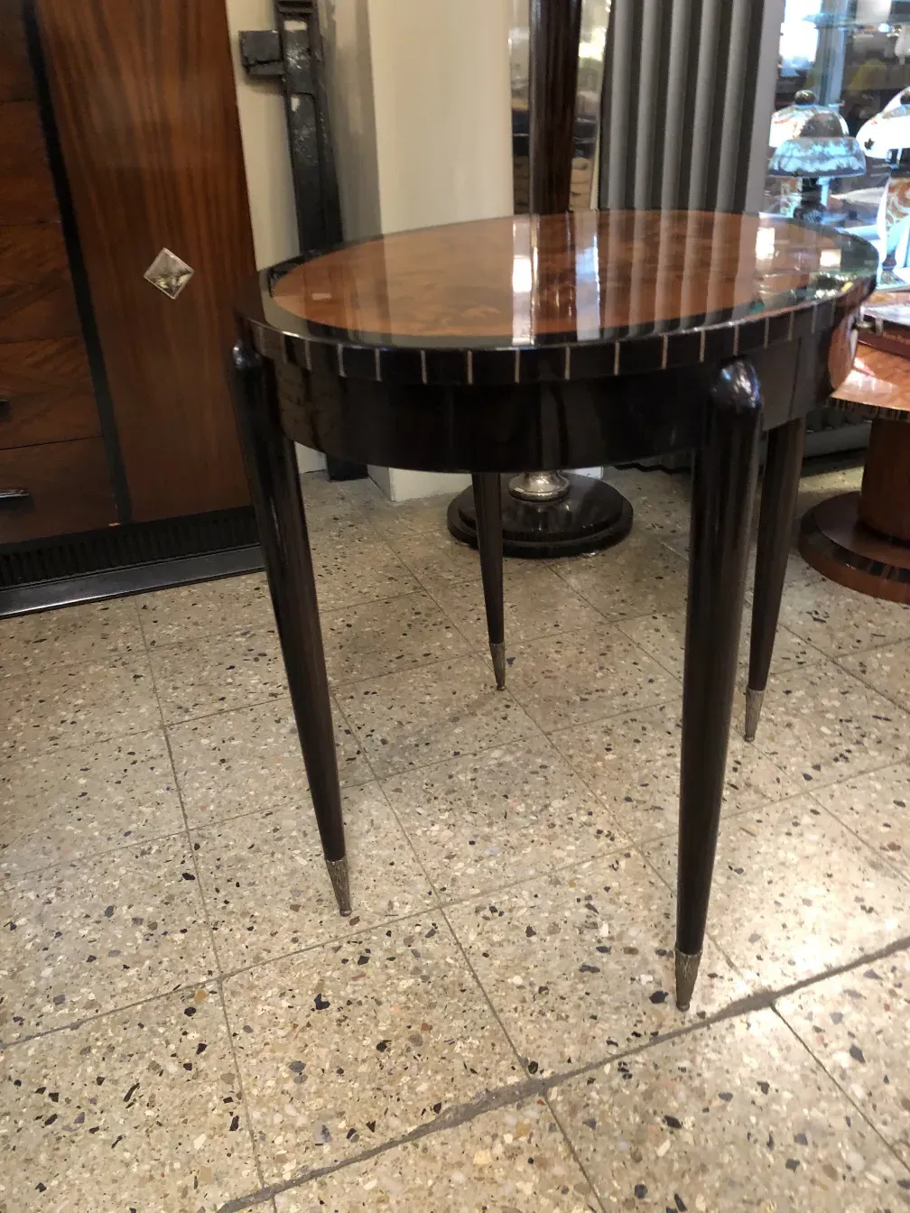 ancienne petite table avec des jambes élégantes