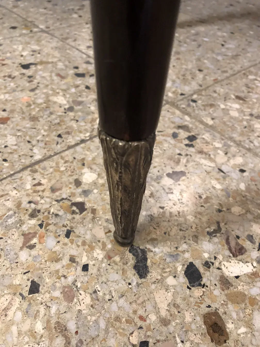 gros plan de la jambe d'une petite table antique avec détail décoratif