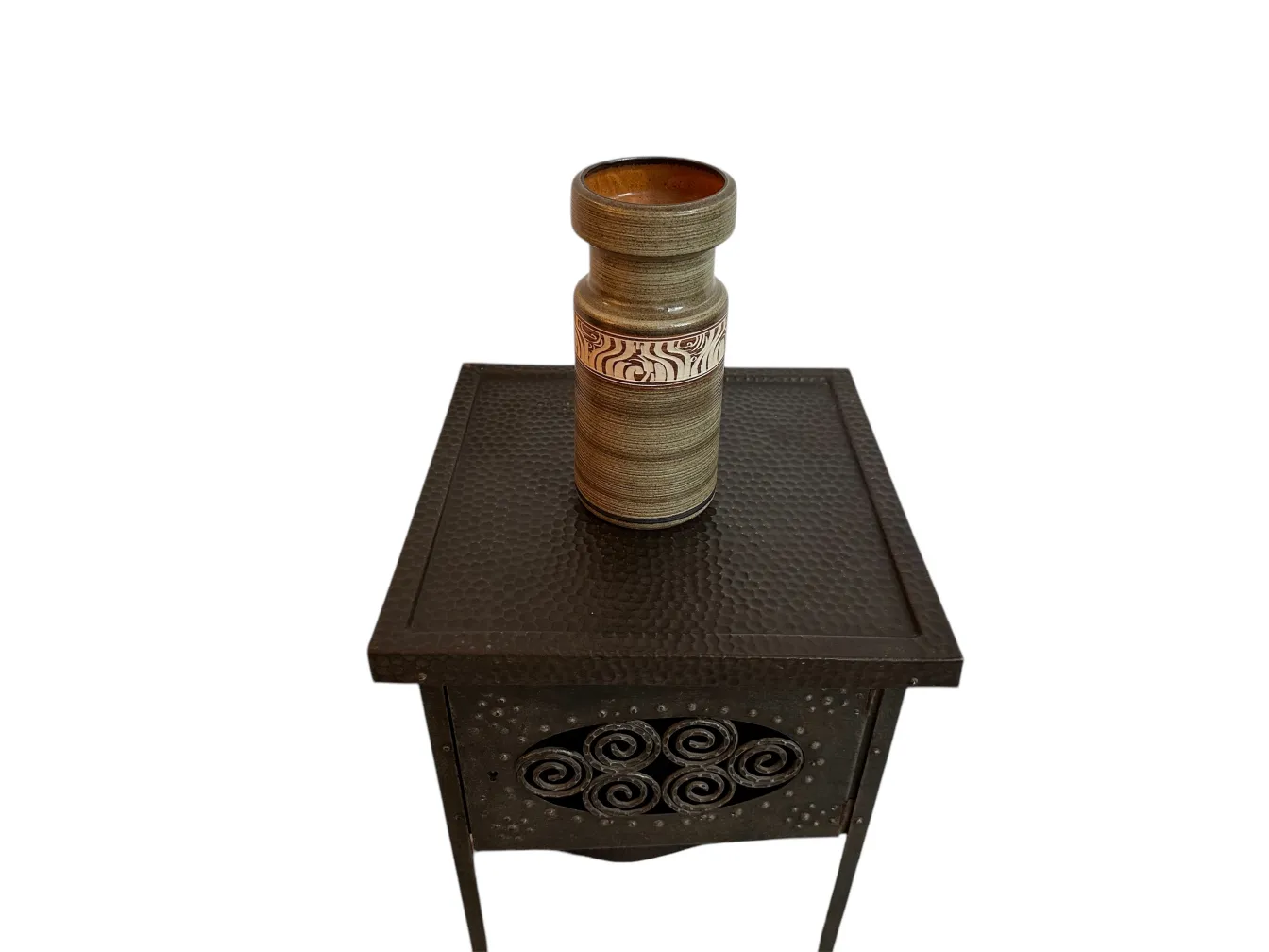 Mesinha antiga com um vaso decorativo em cima, cor escura.