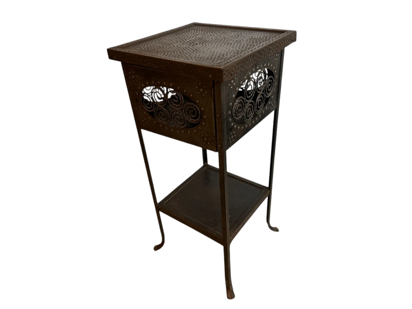 Tavolino antico con dettagli decorativi in ferro battuto, perfetto per ambienti classici.