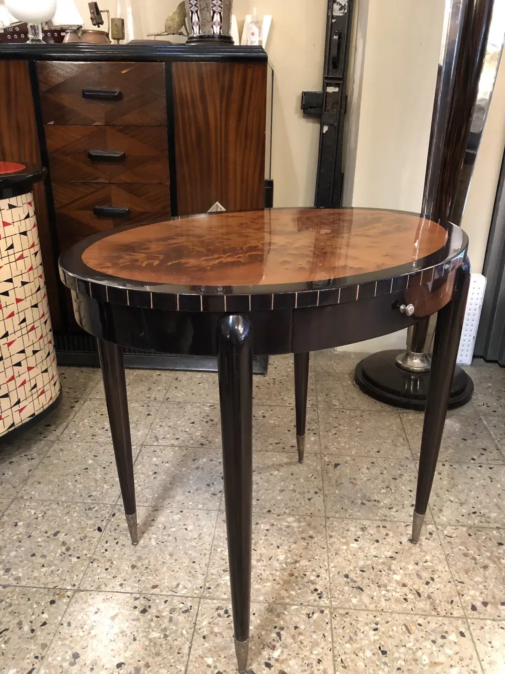 antiker kleiner Tisch mit eleganten Beinen und glänzender Oberfläche