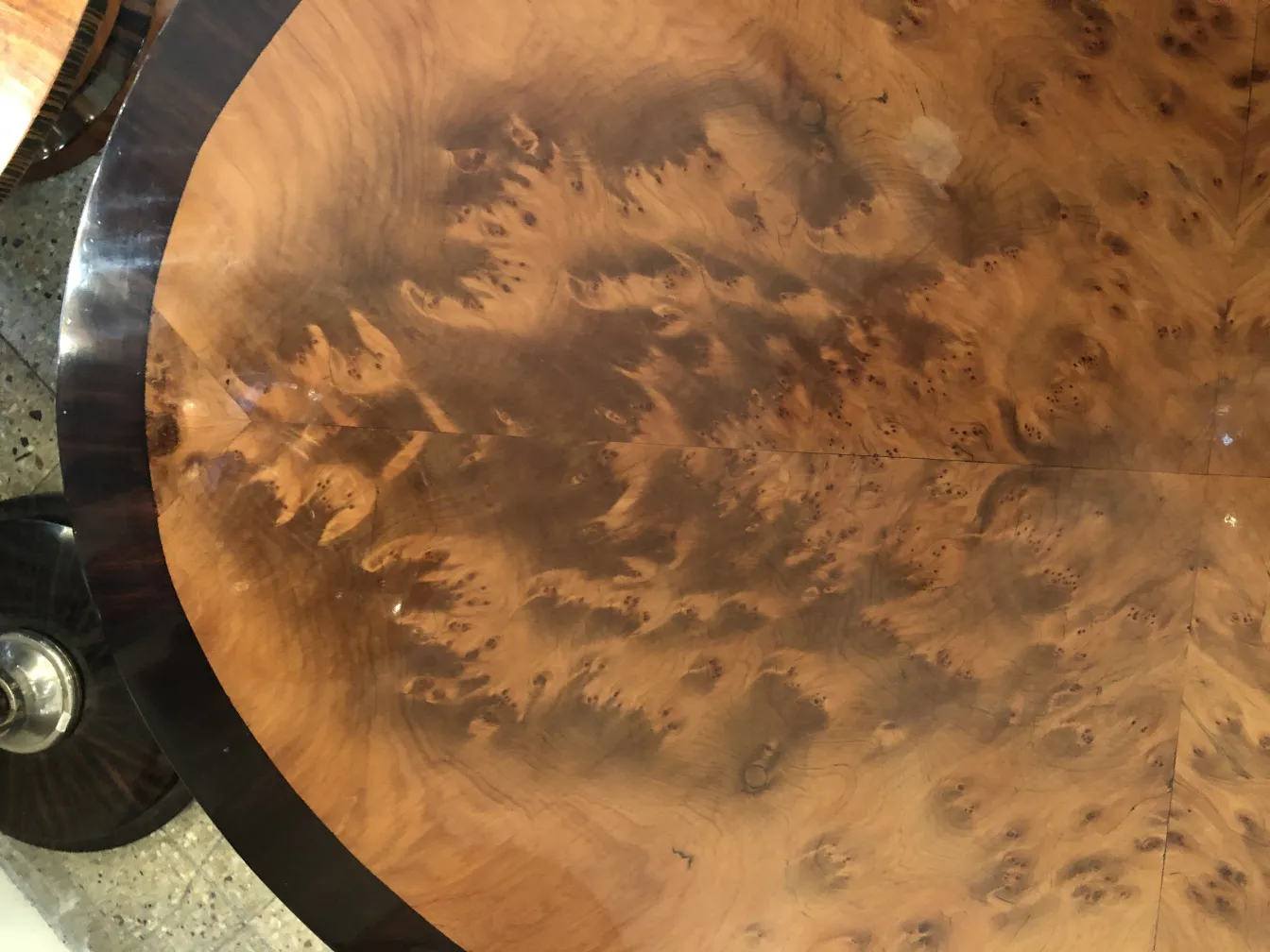 mesinha antiga com padrão natural na superfície