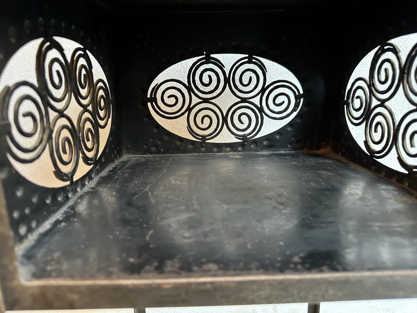 antiker kleiner Tisch mit Spiralmustern an den Seiten.