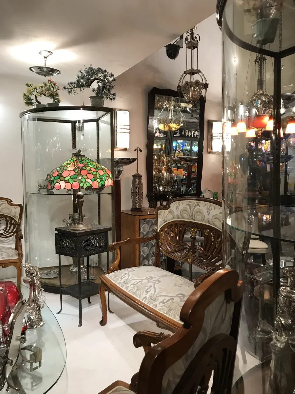 ancienne petite table décorative avec des couleurs vives et une forme unique, ambiance d'antiquités.