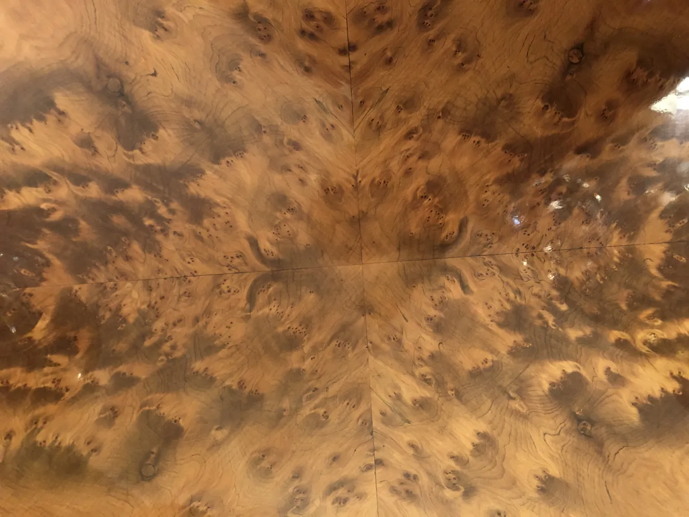 mesinha antiga mostrando um elegante design de superfície