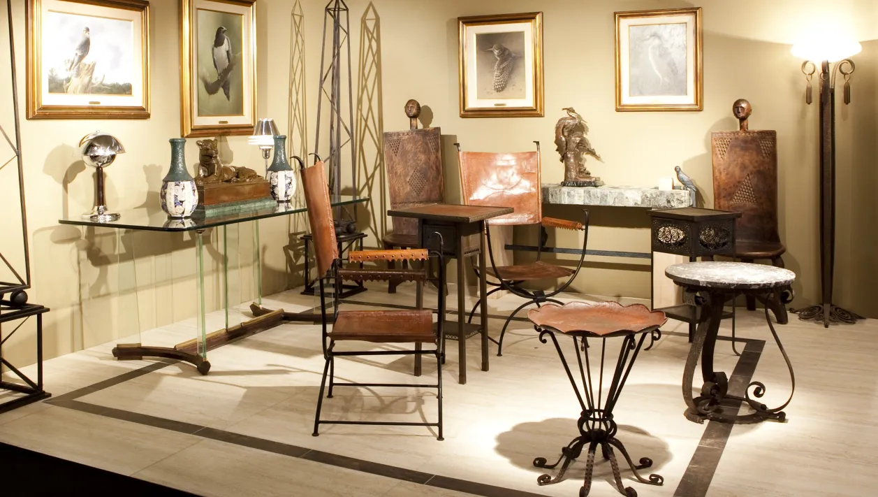 mesinha antiga decorativa em um ambiente elegante