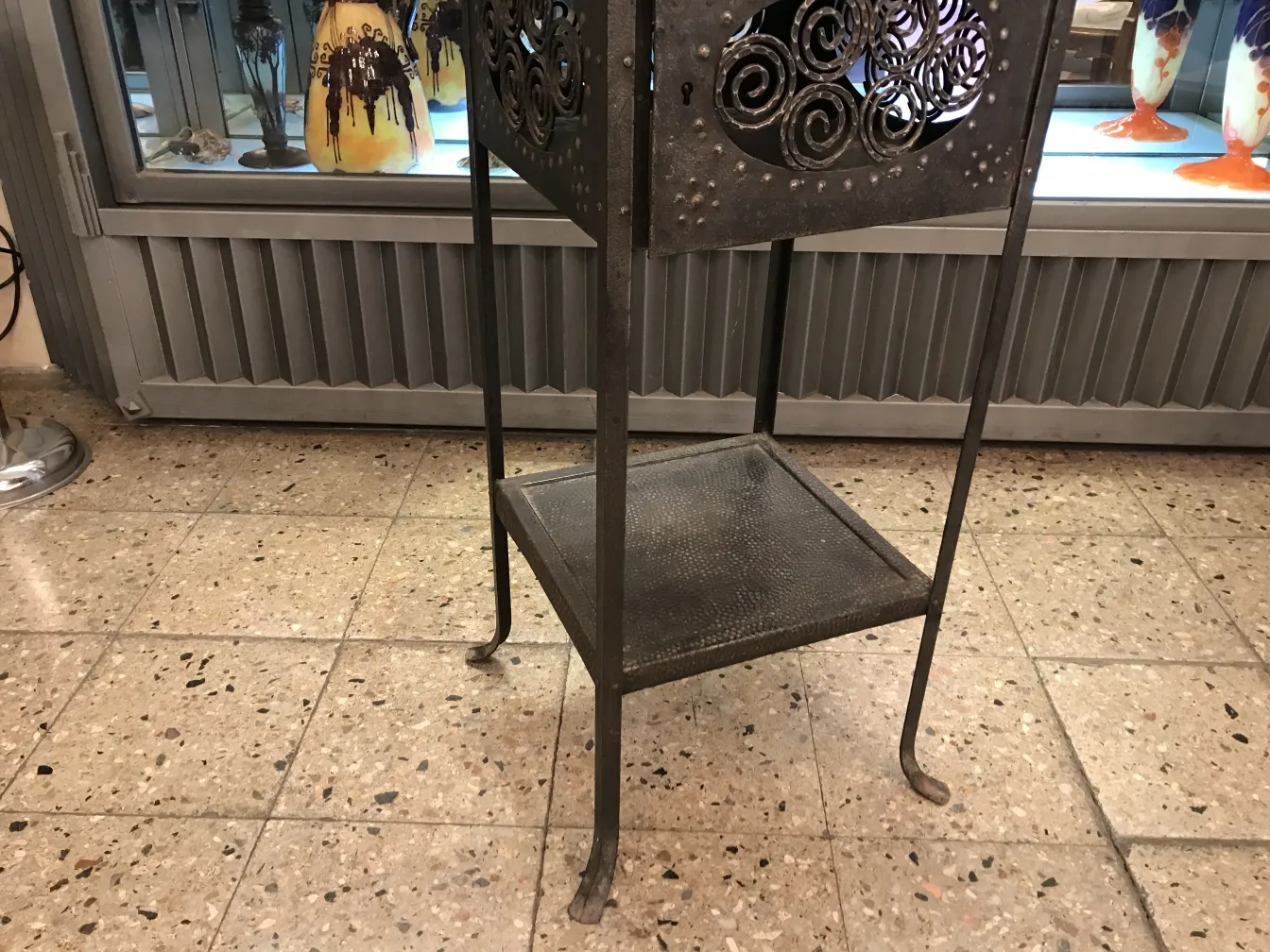 Antiker kleiner Tisch mit Relief-Details, in einer antiken Umgebung.