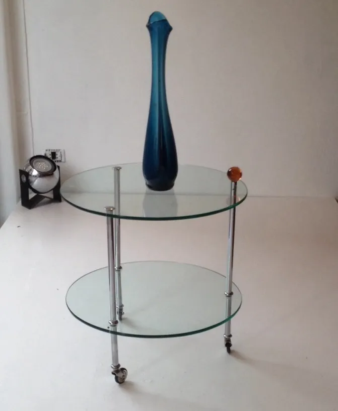 Mesinha antiga com duas prateleiras e vaso azul