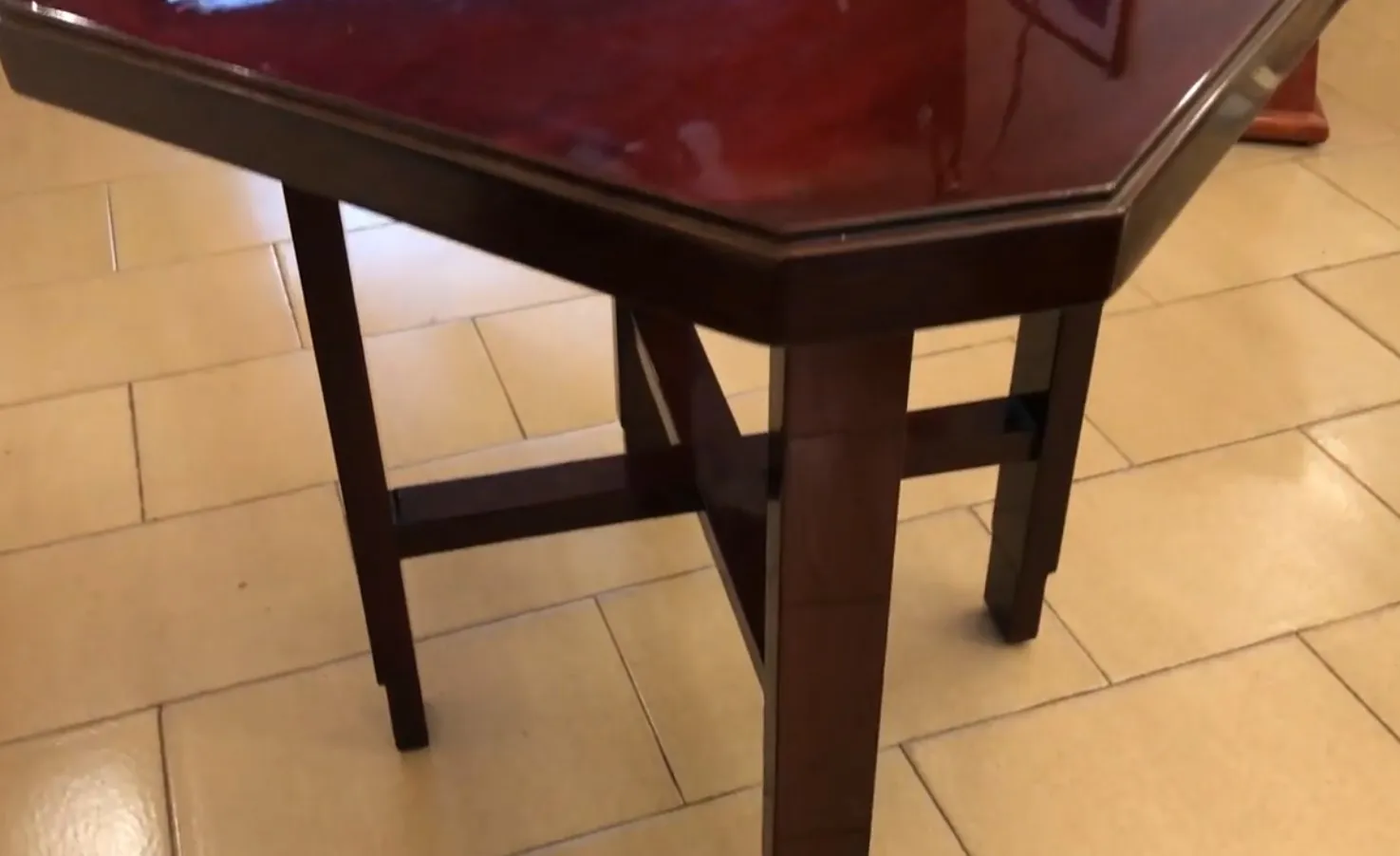 antiker kleiner achteckiger Tisch mit glänzenden Oberflächen