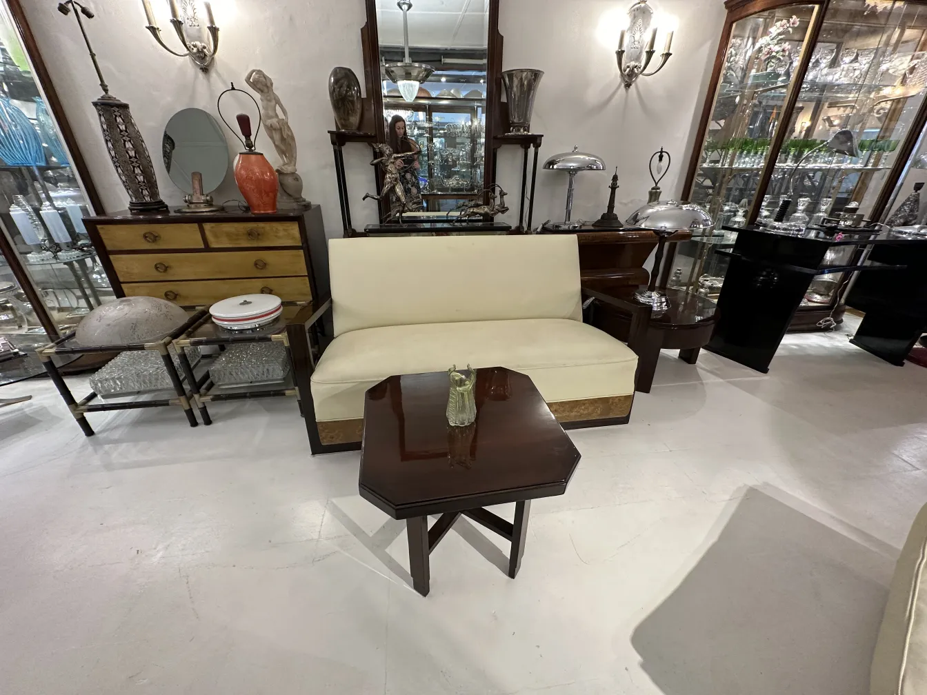 mesinha antiga de forma quadrada em ambiente clássico