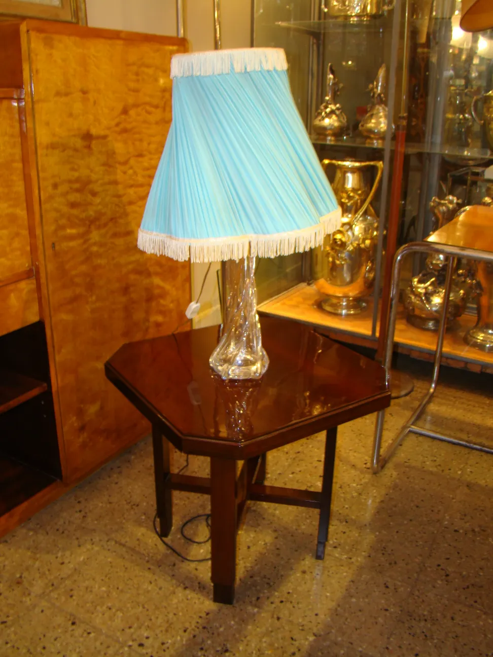 tavolino antico con lampada blu in un ambiente classico