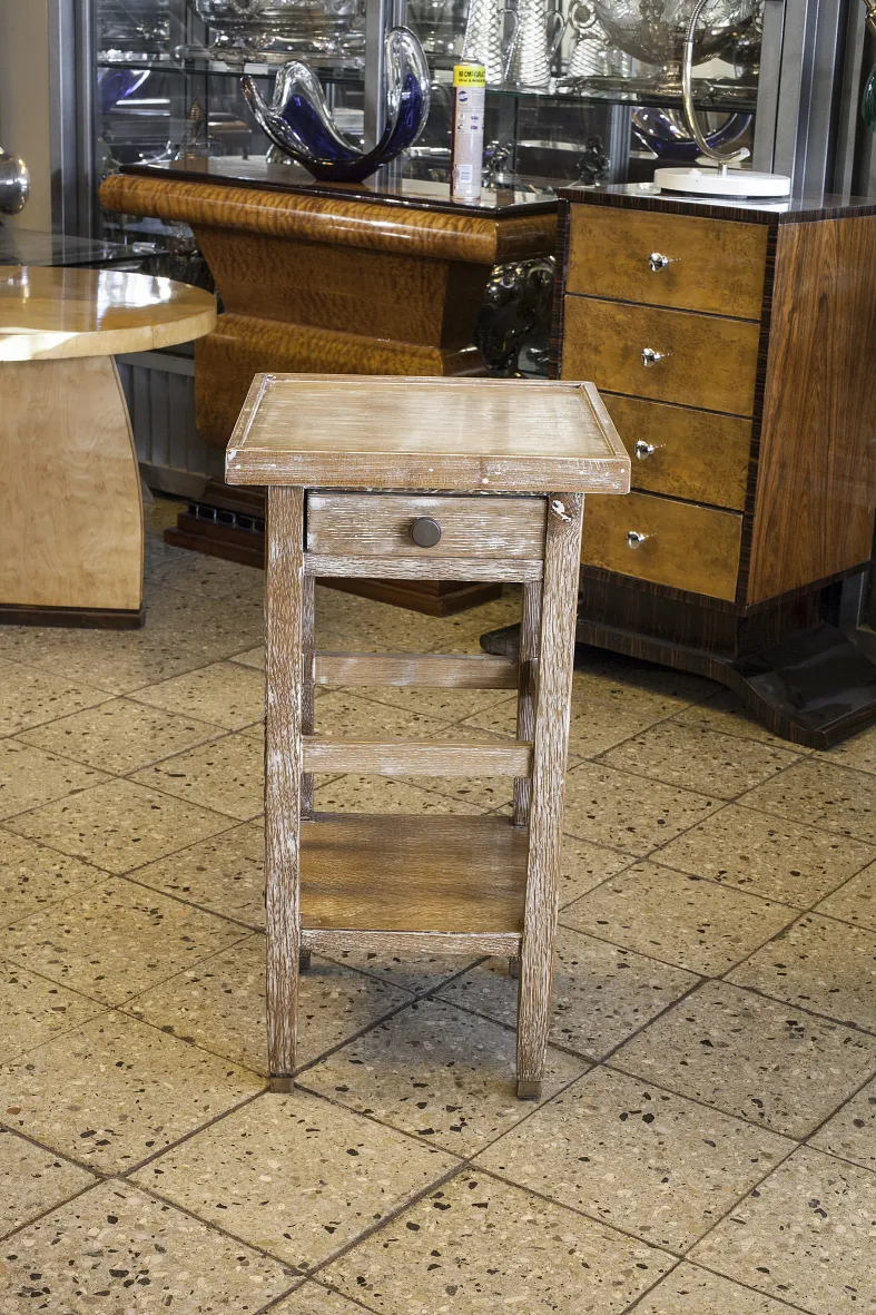 mesita antigua de pie, con un cajón pequeño