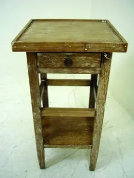 brauner antiker kleiner Tisch mit einem Schublade