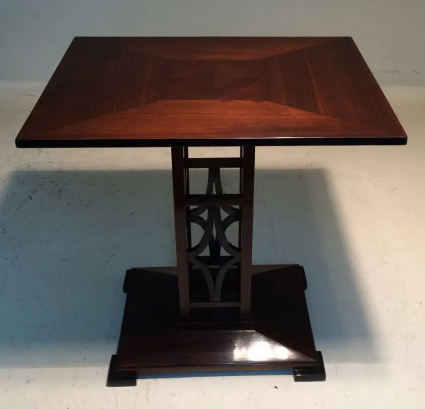 petite table antique avec base sculptée et dessus lisse