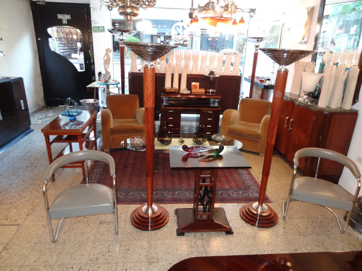 petite table ancienne avec design élégant dans une pièce décorative