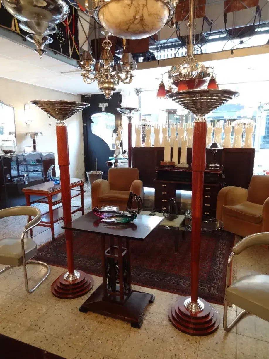 古い小さなテーブル - クラシックな環境で、椅子や装飾品に囲まれて