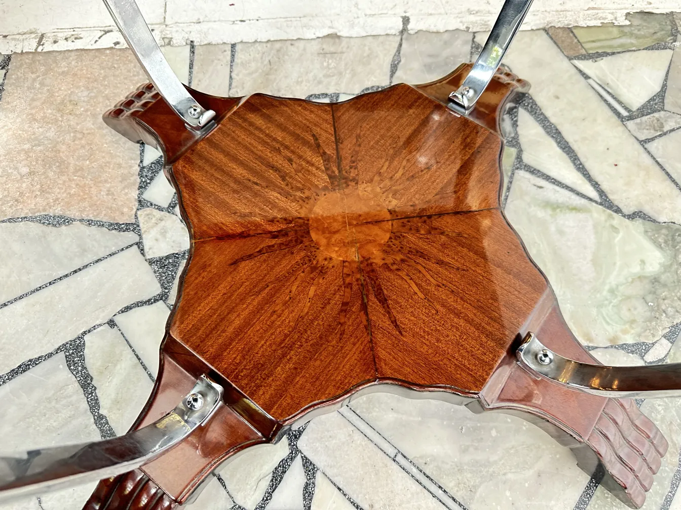 petite table ancienne au design distinctif et élégant, parfaite pour les espaces classiques