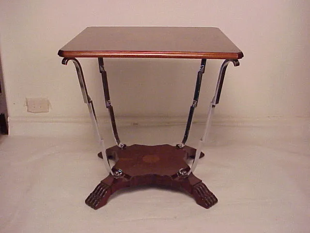 Petite table ancienne avec des pieds décorés et un style classique.