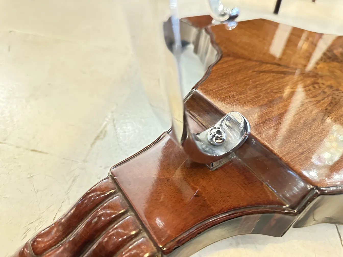 Mesita antigua con un diseño elegante y detalles visibles