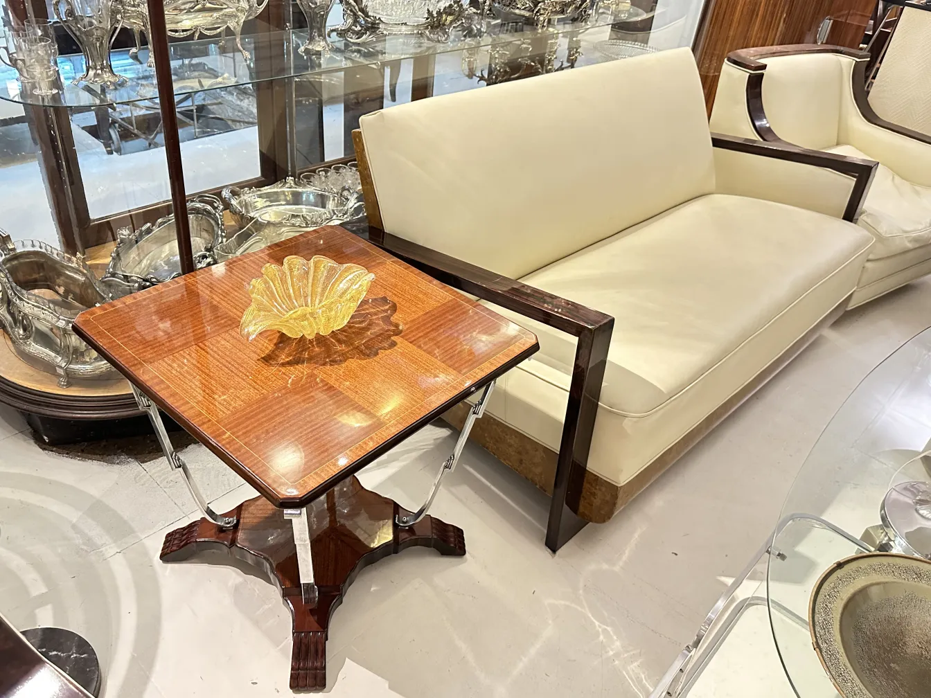 petite table antique avec design classique et vase jaune