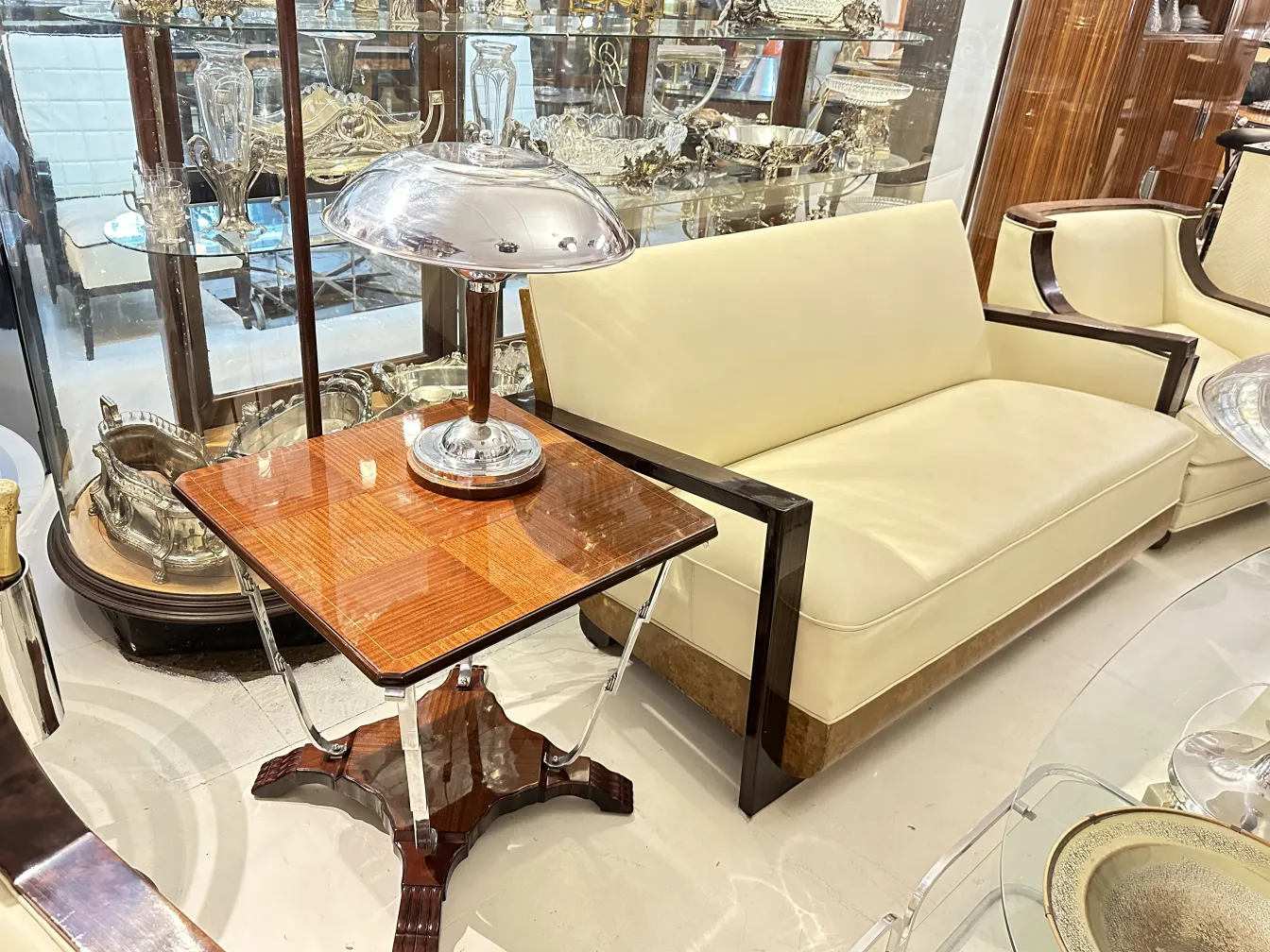 petite table ancienne avec une lampe dans un cadre élégant