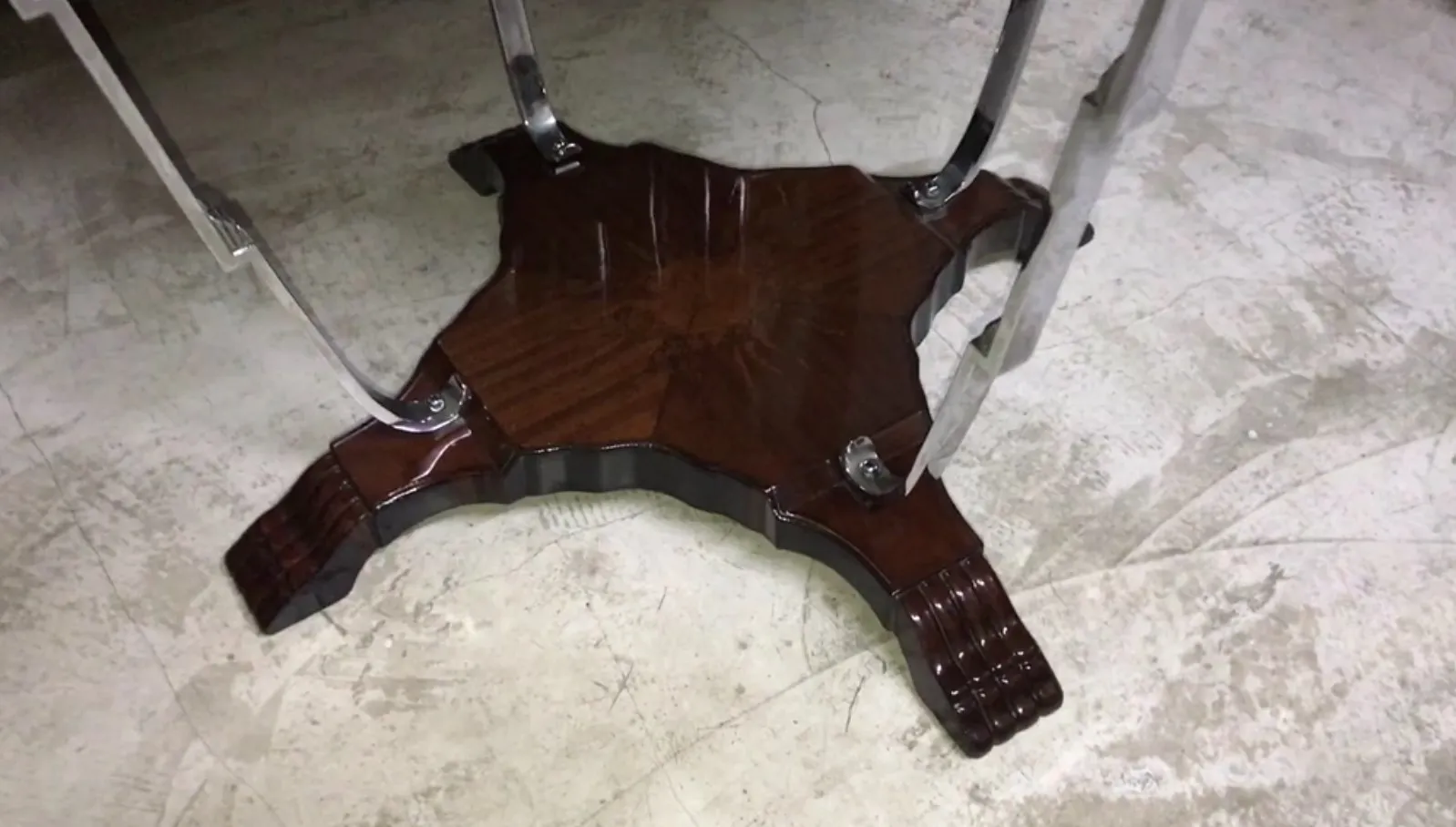 独特设计的古董小桌子，经典环境中