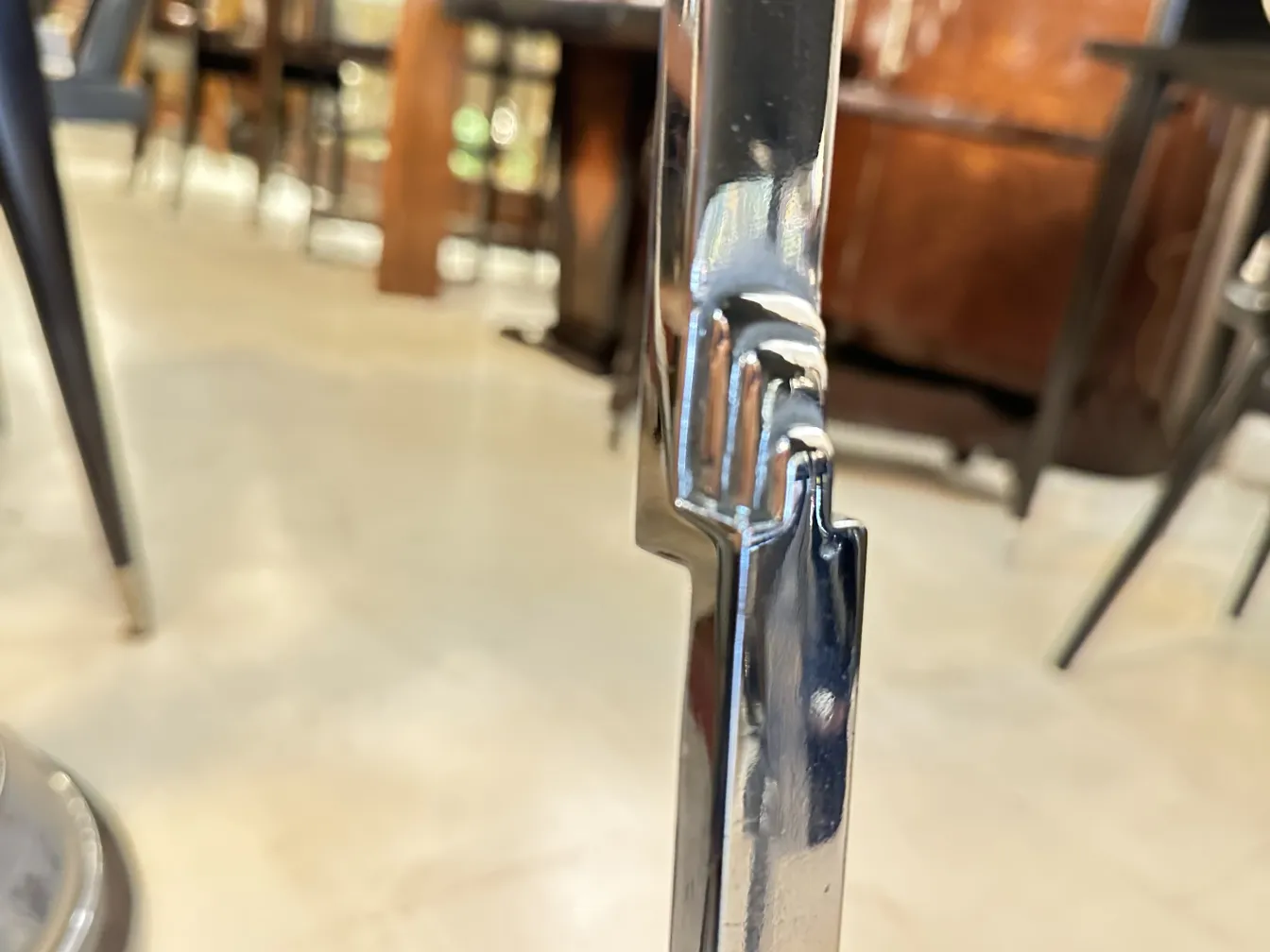 tavolino antico con finitura lucida in un ambiente accogliente