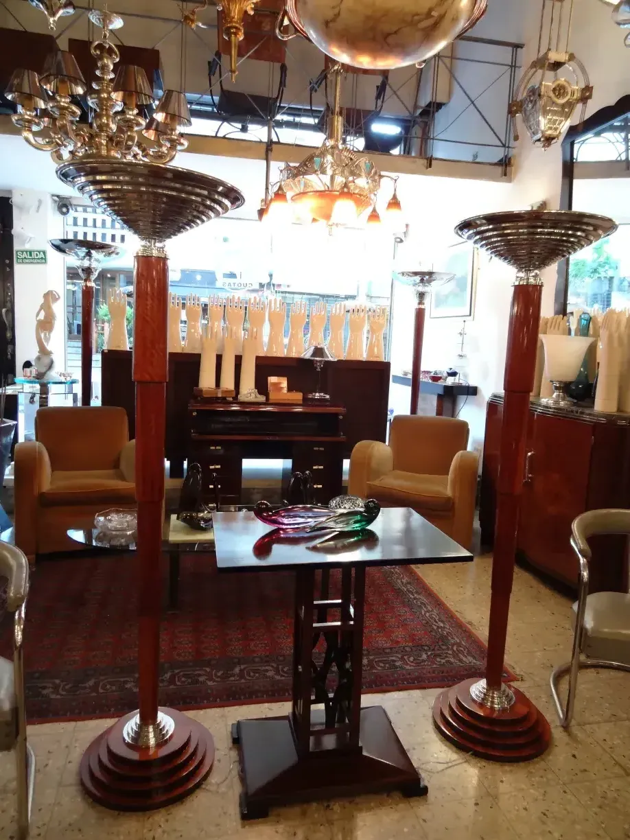 Mesita antigua con diseño elegante, en ambiente chic.