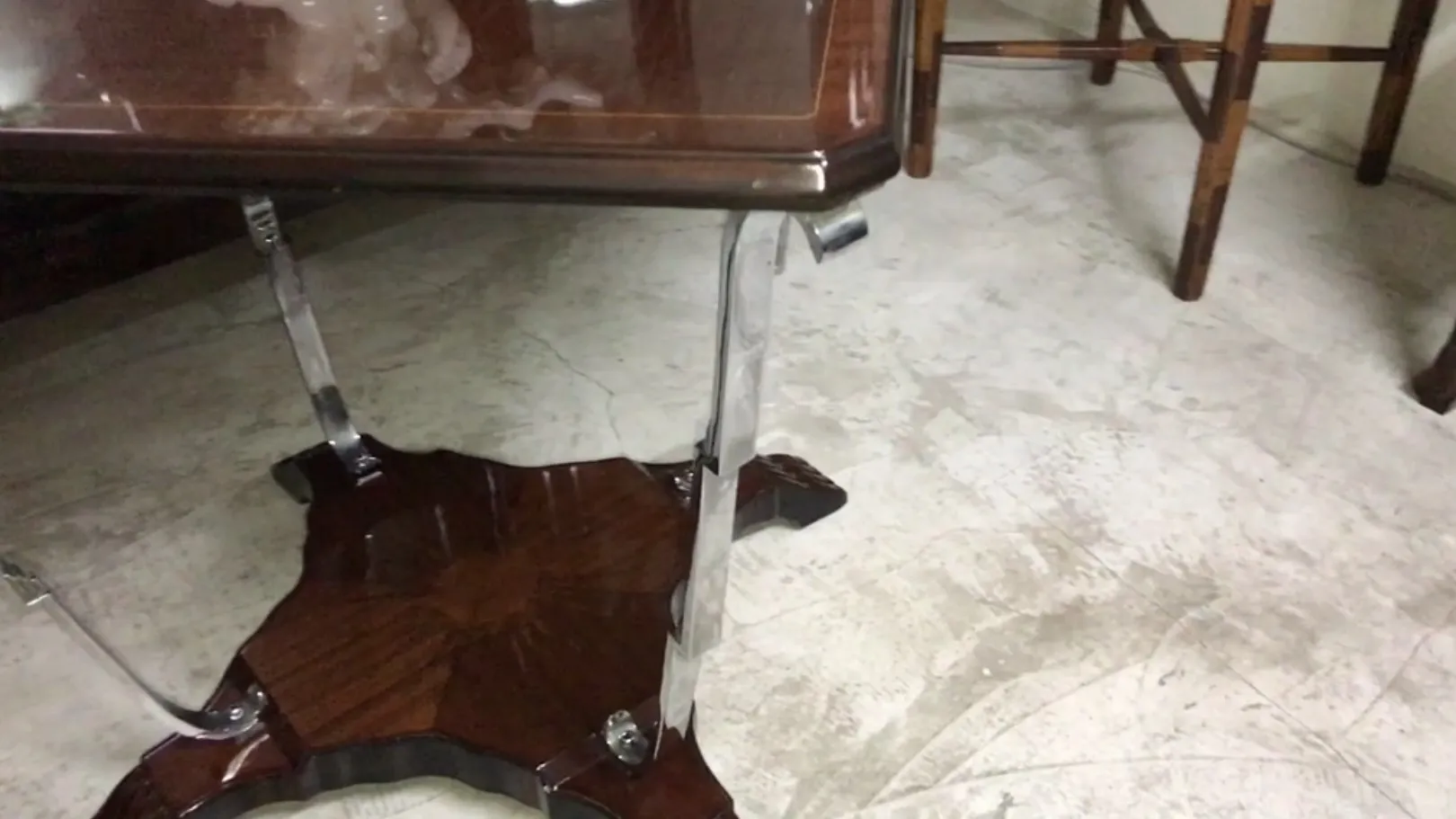 маленький антикварный столик с декоративными деталями, минималистичная обстановка