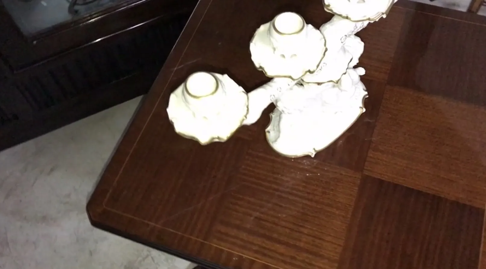 mesita antigua decorada con pequeños candelabros