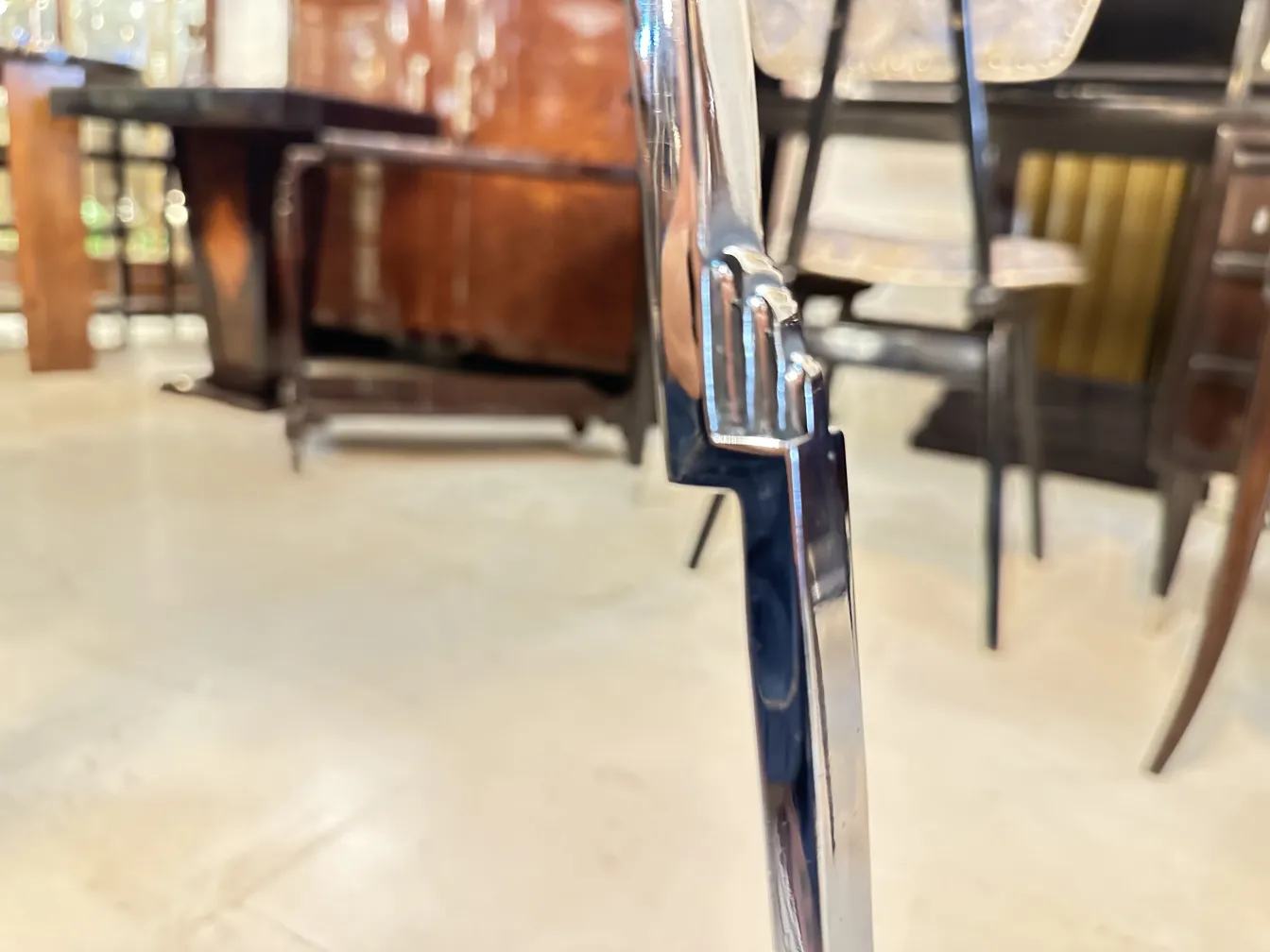 antike kleine tafel mit elegantem design in einem klassischen ambiente